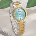 Détail macro d'une montre de luxe avec cadran bleu tiffany et lunette dorée - Bicolore Or Cadran Bleu Clair