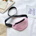 Roze heuptasje voor kinderen met letterband en een trendy logo-applicatie - Roze