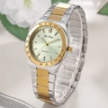 Gros plan d'une montre bicolore avec cadran vert clair et lunette dorée Trend Fashion - Bicolore Or Cadran Vert Clair