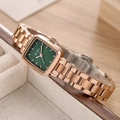 Vue macro d'une montre carrée à cadran vert émeraude et bracelet en métal doré rose - Or Rose / Cadran Vert