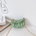 Sac bandoulière demi-lune plissé vert menthe pour fille avec chaîne et pendentif cœur - Vert