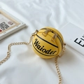 Mini sac bandoulière jaune en forme de basket avec chaîne dorée et texture gaufrée - Jaune