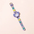 Detailansicht des lila Silikon-Uhrenarmbands mit 3D-Schmetterlingen und Blumenmustern - Lila