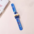 Makroaufnahme der blauen Astronauten-Klapparmbanduhr mit Raketenmustern und 3D-Figur - Himmelblau