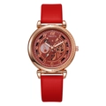 Gros plan détaillé d'une montre à bracelet en cuir rouge avec cadran squelette ajouré - Double Rouge