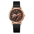 Dettaglio dell'orologio YBOTTI con quadrante traforato e cassa in metallo oro rosa - Tutto Nero