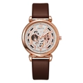 Vue détaillée du cadran squelette avec boîtier or rose et bracelet en cuir marron - Brun Blanc