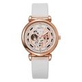Vue détaillée d'une montre femme avec bracelet en cuir PU blanc et cadran ajouré - Argent Blanc
