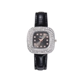 Dettaglio di un orologio al quarzo quadrato da donna con castone diamantato e pelle nera - Nero