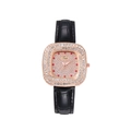 Dettaglio macro dell'orologio quadrato Tadi oro rosa con lunetta di diamanti e quadrante rosso - Nero