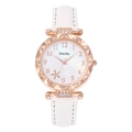Dettaglio dell'orologio da donna con cinturino in pelle bianca e ghiera con strass - Bianco