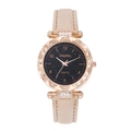 Détail du cadran noir étoilé et de la lunette en strass dorée sur une montre à quartz beige - Khaki