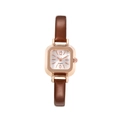 Dettaglio del quadrante quadrato in oro rosa con cinturino in pelle marrone su fondo bianco - Marrone