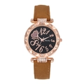 Détail du boîtier en or rose avec lunette en cristal et cadran étoilé noir avec motif de cœur - Marron