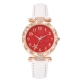 Detail einer roten Blumenuhr mit roségoldener Lünette und weißem Lederarmband - Weiß