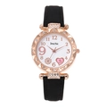 Damenarmbanduhr in Roségold mit Herz-Zifferblatt und schwarzem Lederarmband auf weißem Grund - Schwarz