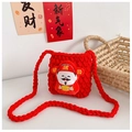 Détail du sac rouge tricoté main avec broderie du personnage Caishen porte-bonheur - Prospérité Rouge