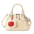 Stippen schelpvormige kinderhandtas in roomwit met een rode pluche appel hanger - Groot / Wit