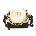 Mini bolso cubo bicolor con cadena dorada y textura de cuero acolchado - Blanco
