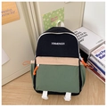 Detalle de una mochila de lona en bloques de color con cremalleras naranjas en madera - Negro