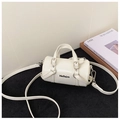 Vue détaillée du mini sac cylindre blanc avec imprimé Hellojm et ferrures argentées - Blanc
