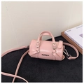 Détail d'un mini sac cylindrique rose avec texte Hellojm et finitions métalliques argentées - Rose