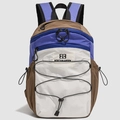 Detalle de mochila de senderismo de nailon tricolor con cordón elástico y logotipo - Azul Mar Profundo