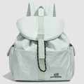 Dettaglio dello zaino in nylon verde menta con chiusura a fibbia e logo frontale - Azzurro