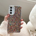 Dettaglio della custodia glitterata con paillettes colorate tenuta su un maglione a maglia - A16 / Cornice Galvanizzata - Colla a Goccia con Glitter Colorati N. 5