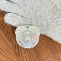 Détail du support de téléphone en cœur avec un ours argenté et bordure de strass - (Strass Blanc) Cœur de Coquille Magnétique - Ours Assis Argent