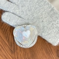Gros plan d'un support de téléphone en forme de cœur nacré avec strass sur tricot - (Strass Blanc) Cœur de Coquille Magnétique - Cœur Irisé