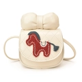 Schattige crèmewitte gewatteerde crossbodytas voor kinderen met rode pony-patch en grote strik - Broken Wit