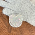 Gros plan du support de téléphone en cœur avec papillon pailleté violet et strass - (Strass Blanc) Cœur de Coquille Magnétique - Papillon de Paillettes