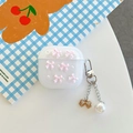 Dettaglio custodia AirPods Pro con fiocchi rosa, perle e portachiavi decorativo in metallo - Rosa / Gen 1/2