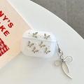 Detail der AirPods Pro Hülle mit Glitzer, 3D-Schmetterlingen und Perlenverzierung - Glitzer Silberperle Strass Schmetterling Mit Anhänger