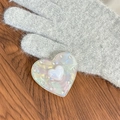 Détail macro du support de téléphone en forme de cœur avec nacre irisée et strass brillants - Support Transparent - Cœur de Coquille - Cœur Irisé
