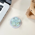 Makroaufnahme einer hellblauen 3D-Glitzerblumen-Handyhalterung auf weißem Schreibtisch - Magnetisch Macaron Pailletten Sakura Nr. 1