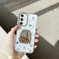 Detalle de funda azul claro con purpurina, diamantes de corazón y un pequeño espejo plata - Espejo Cuadrado (A16)