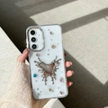 Detalle de funda blanca con purpurina, mariposa plateada y cristales de colores vivos - Espejo Mariposa (A16)
