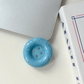 Vue détaillée du support de téléphone bouton bleu clair avec taches noires de style - Taches d'encre - Bleu Clair