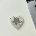 Vista macro del supporto per telefono a cuore con strass e design a stella cangiante - Impugnatura Trasparente - Specchio a Cuore Stella di Conchiglia - Iridescente