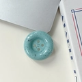 Gros plan d'un support de téléphone bouton bleu à taches d'encre sur fond blanc - Taches d'encre - Vert Clair
