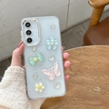 Detalle de funda Samsung transparente con flores 3D, lazos y elementos de brillo fino - Marco Galvanizado - Resina Epoxi Cielo Estrellado - Mariposa De Lunares Con Flor Transparente Helada / Samsung A16
