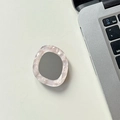 Dettaglio del supporto per telefono a specchio con trama in marmo rosa sulla scrivania - Impugnatura Trasparente - Specchio Ventaglio Conchiglia - Rosa