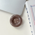 Détail d'un support de téléphone bouton rétro à quatre trous avec taches noires - Taches d'encre - Café