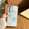 Detalle de dijes de nubes 3D con lentejuelas brillantes en esta funda de móvil - Lluvia de Nubes Nacarada / Samsung A16