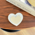 Dettaglio del supporto per telefono a cuore con glitter e specchio su legno - Supporto specchio cuore / Bianco Perlato
