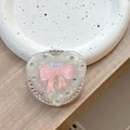 Dettaglio del supporto per telefono a cuore con fiocco rosa e strass incastonati - (Strass Bianco) Magnetico - Cuore di Conchiglia - Fiocco di Gelatina / Rosa