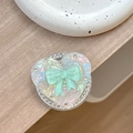 Dettaglio del supporto magnetico a cuore con bordo di strass e fiocco verde per cellulare - (Strass Bianco) Magnetico - Cuore di Conchiglia - Fiocco di Gelatina / Verde