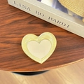 Vista dall'alto di un supporto per specchio a cuore con bordo in resina gialla glitterata - Supporto specchio cuore / Giallo Perlato